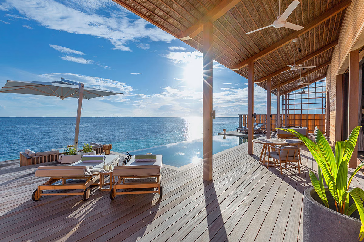 An Deck mit Infinitypool, Liegen und Meerblick