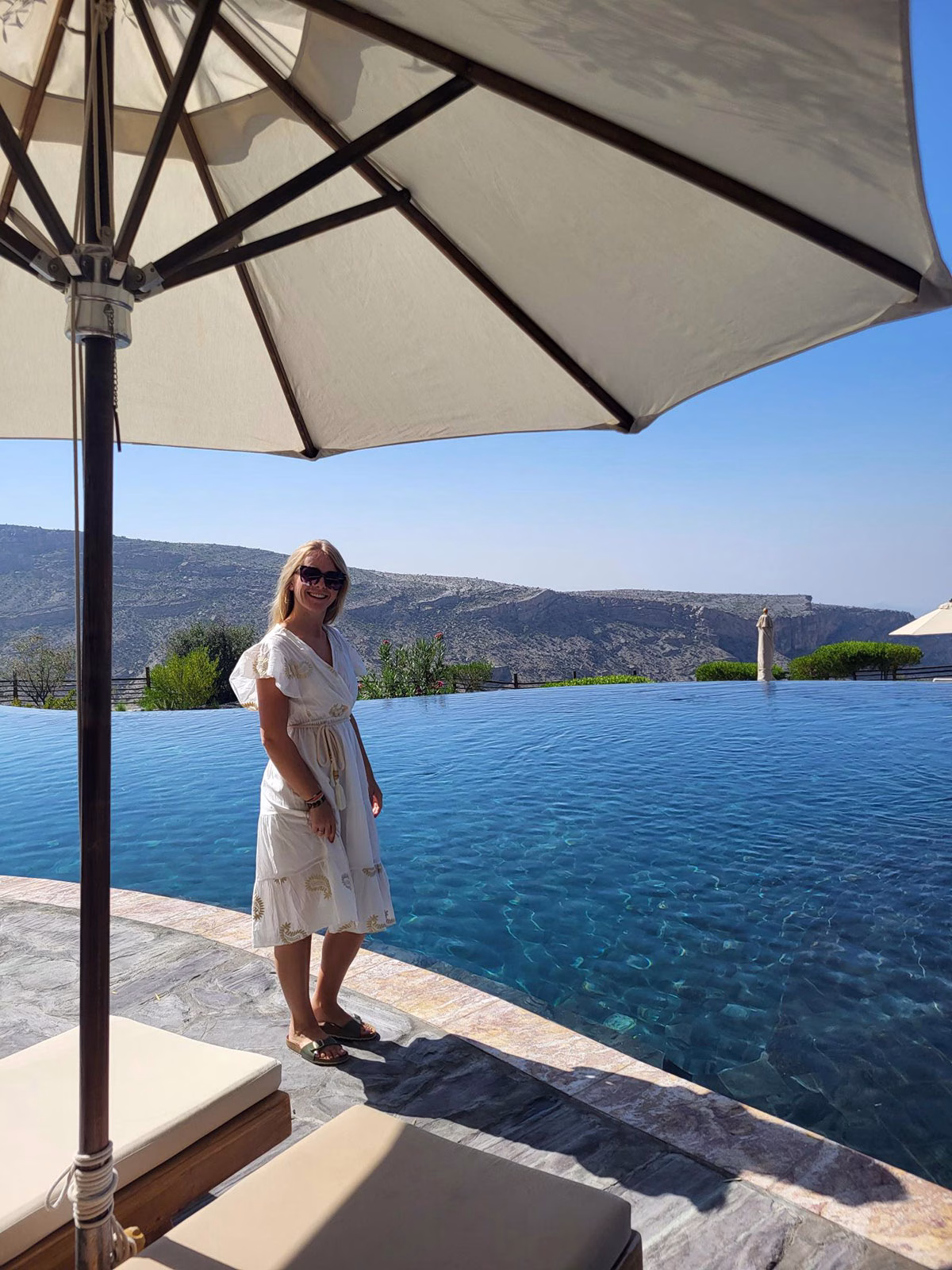 Lisa-Marie Reichelt im Oman vor einem Pool
