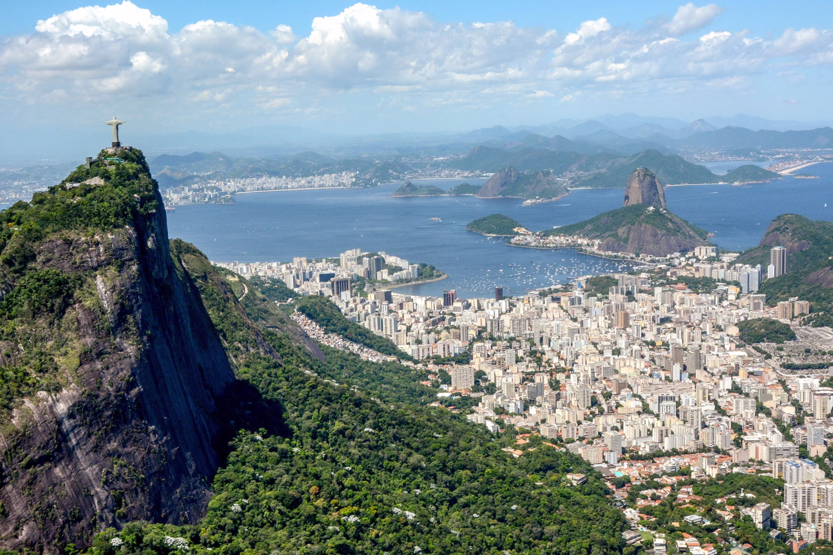 Skyline von Rio de Janeiro mit der Christusstatue, dem Zuckerhut und dem Meer im Hintergrund