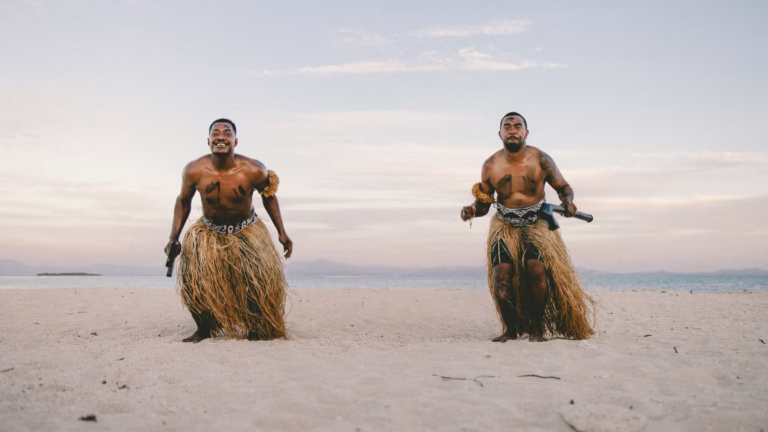 Zwei Fidschianer in traditioneller Kleidung am Strand