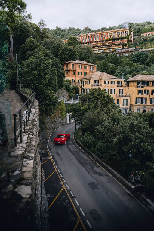 Rotes Auto in Portofino