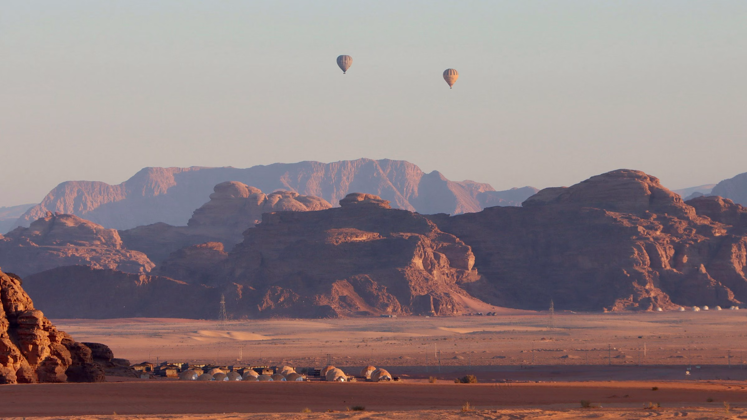 Heißluftballons über Wadi Rum Village in Jordanien