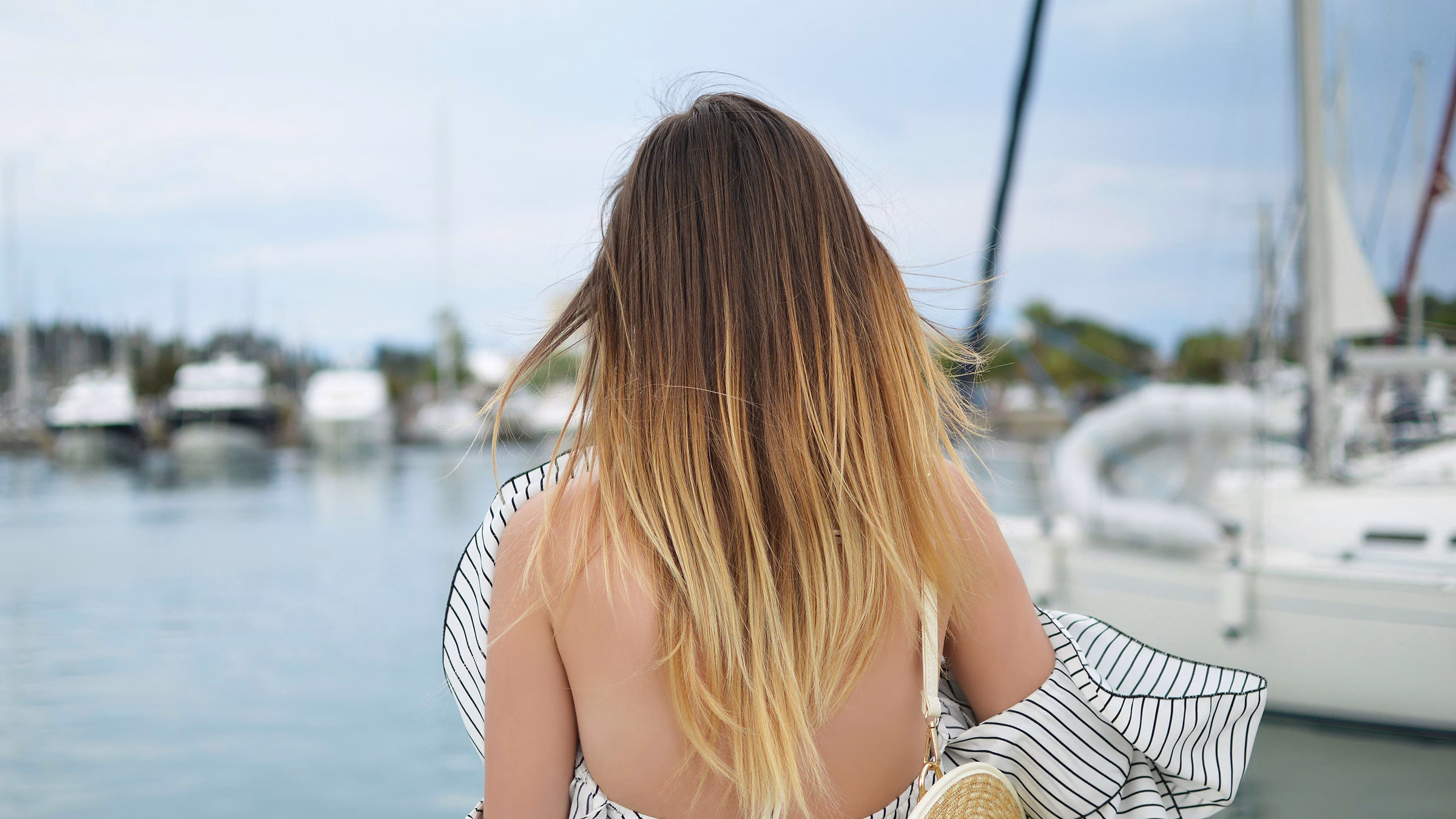 Luxusreise Korfu, Griechenland – Frau am Hafen