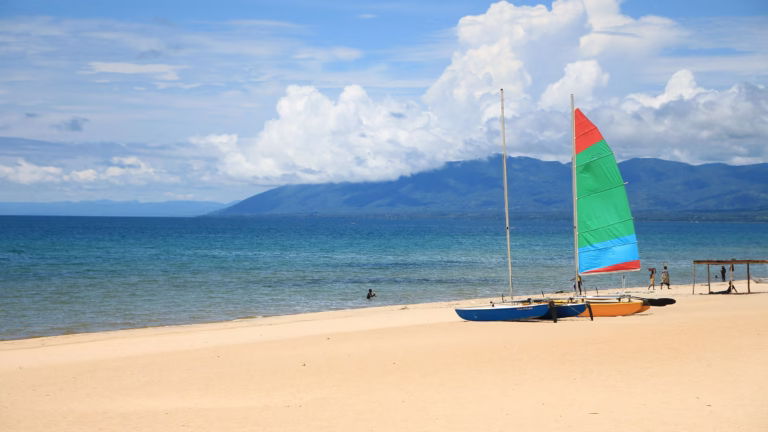 Strand mit Booten am Malawisee