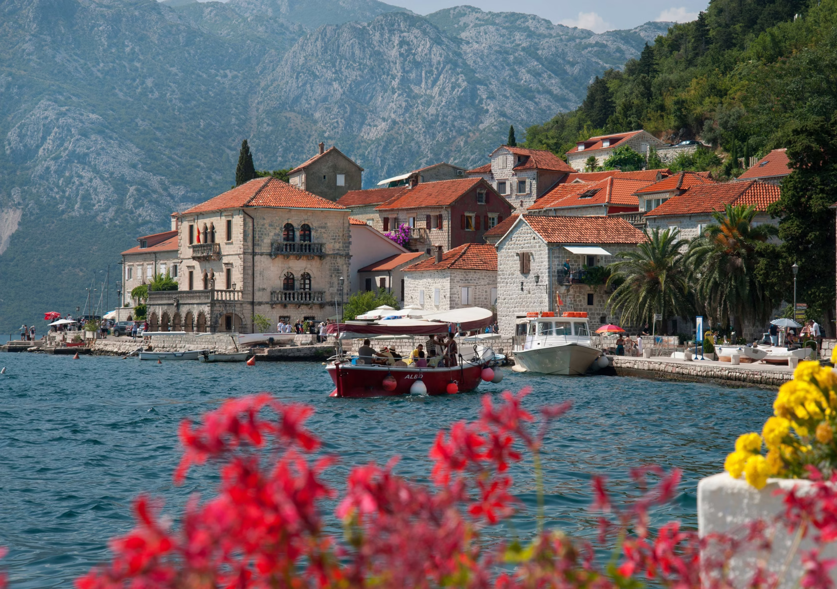 Blick auf die Stadt Perast in Montenegro