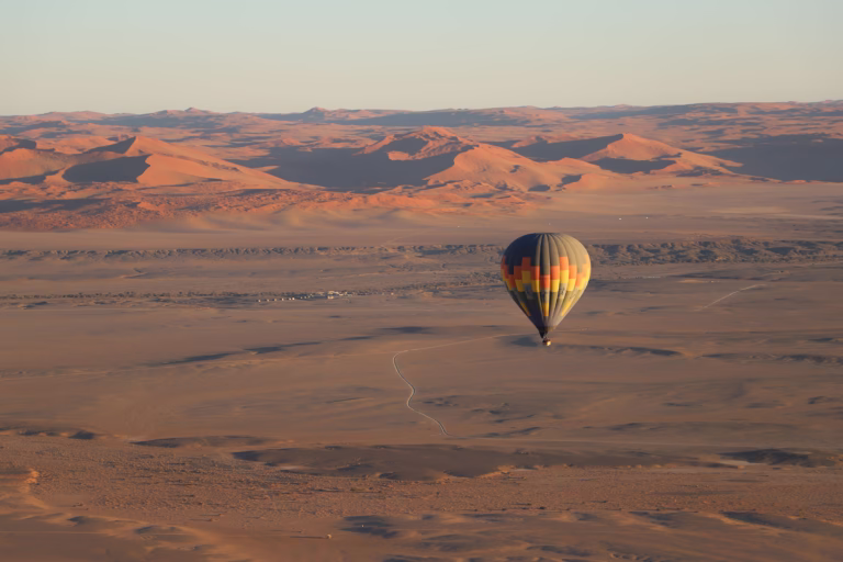 Heißluftballonfahrt über der Namib-Wüste
