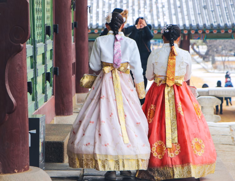 zwei Mädchen im traditionellen Hanbok-Gewand in Seoul