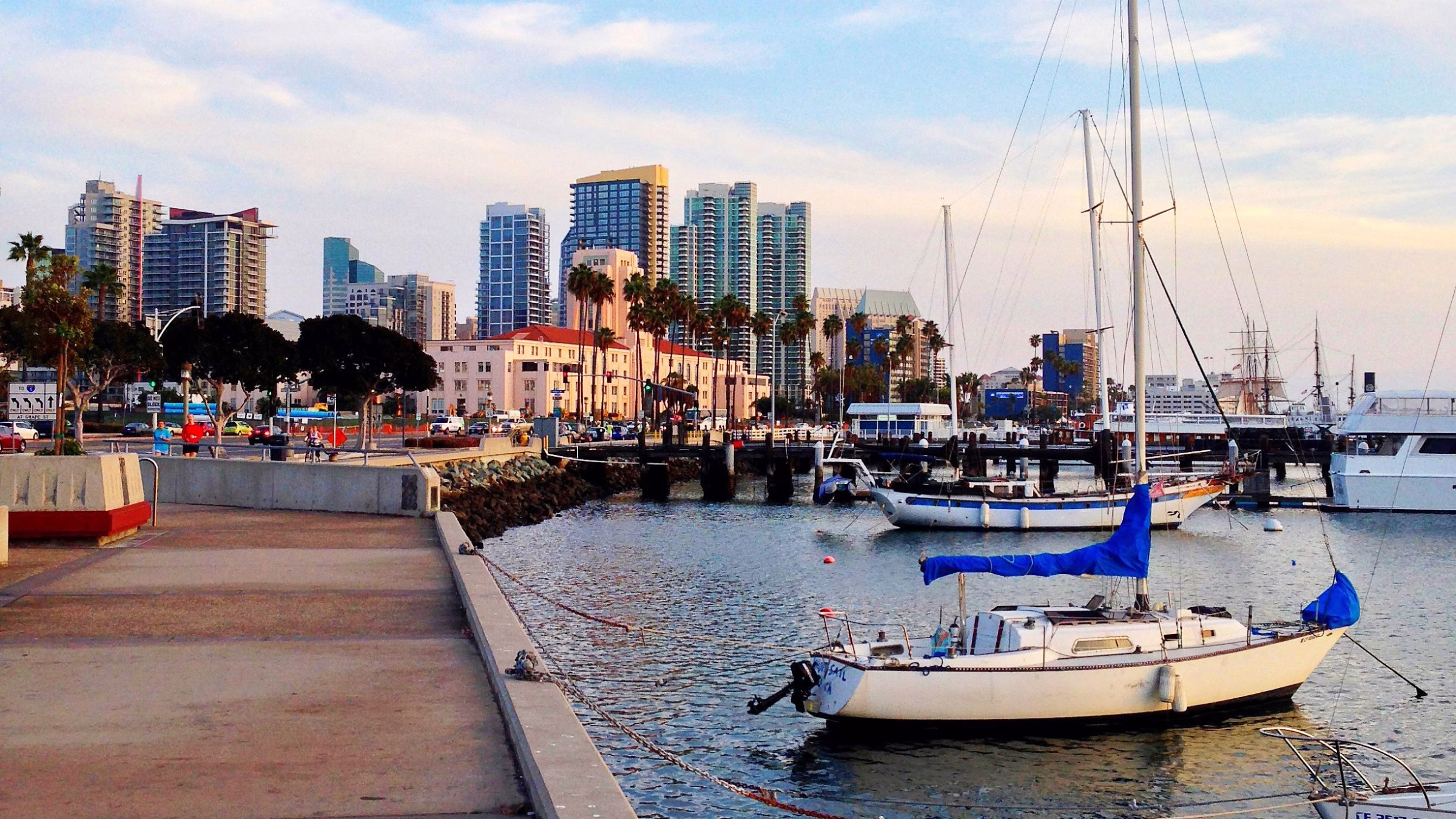 Boote am Hafen vor der Skyline von San Diego
