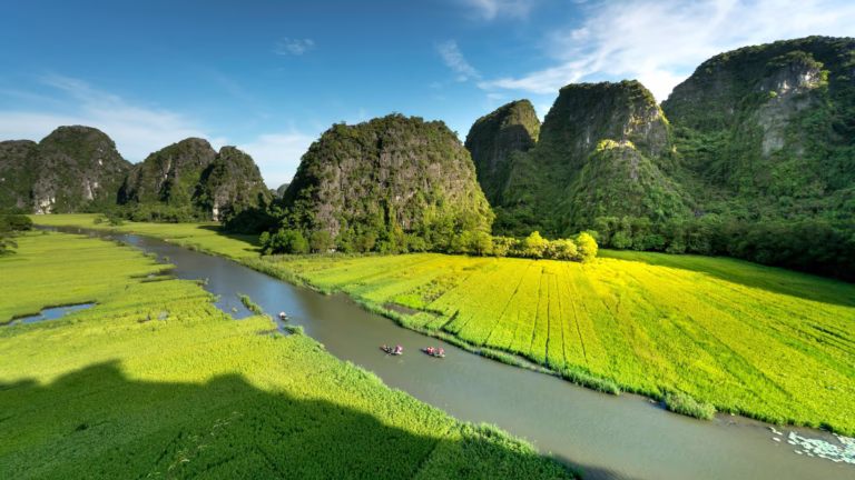 Sampan-Fahrt in Tam Coc zwischen Karstfelsen