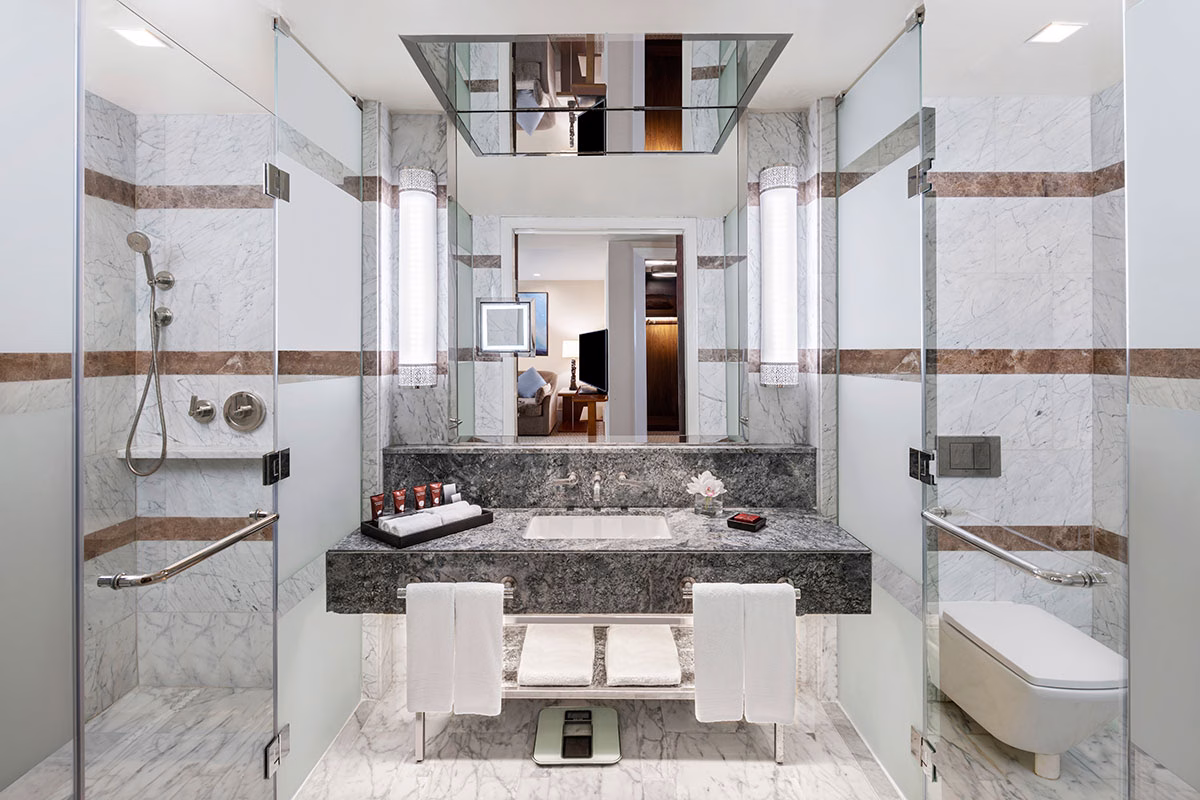 Deluxe Room Badezimmer im Conrad Makkah
