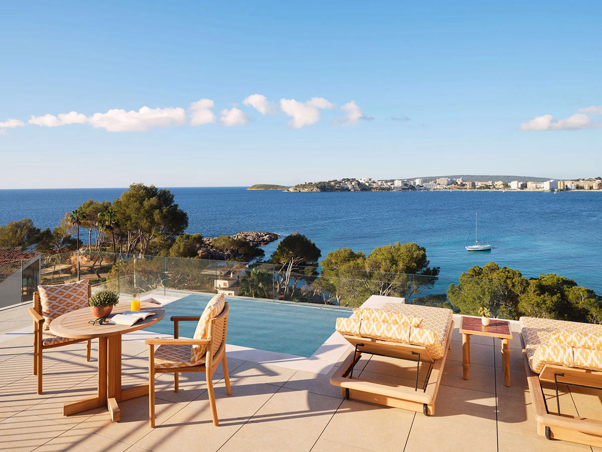 Eine private, sonnige Dachterrasse im Mandarin Oriental Punta Negra mit einem kleinen Infinity-Pool, bequemen Sonnenliegen und einer hölzernen Sitzecke vor der weiten Kulisse des Mittelmeers