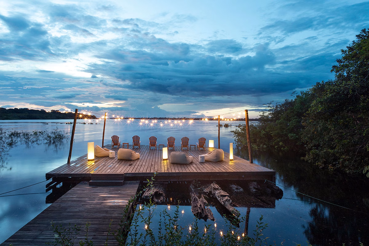 Terrasse der Mirante do Gaviao Lodge am Abend