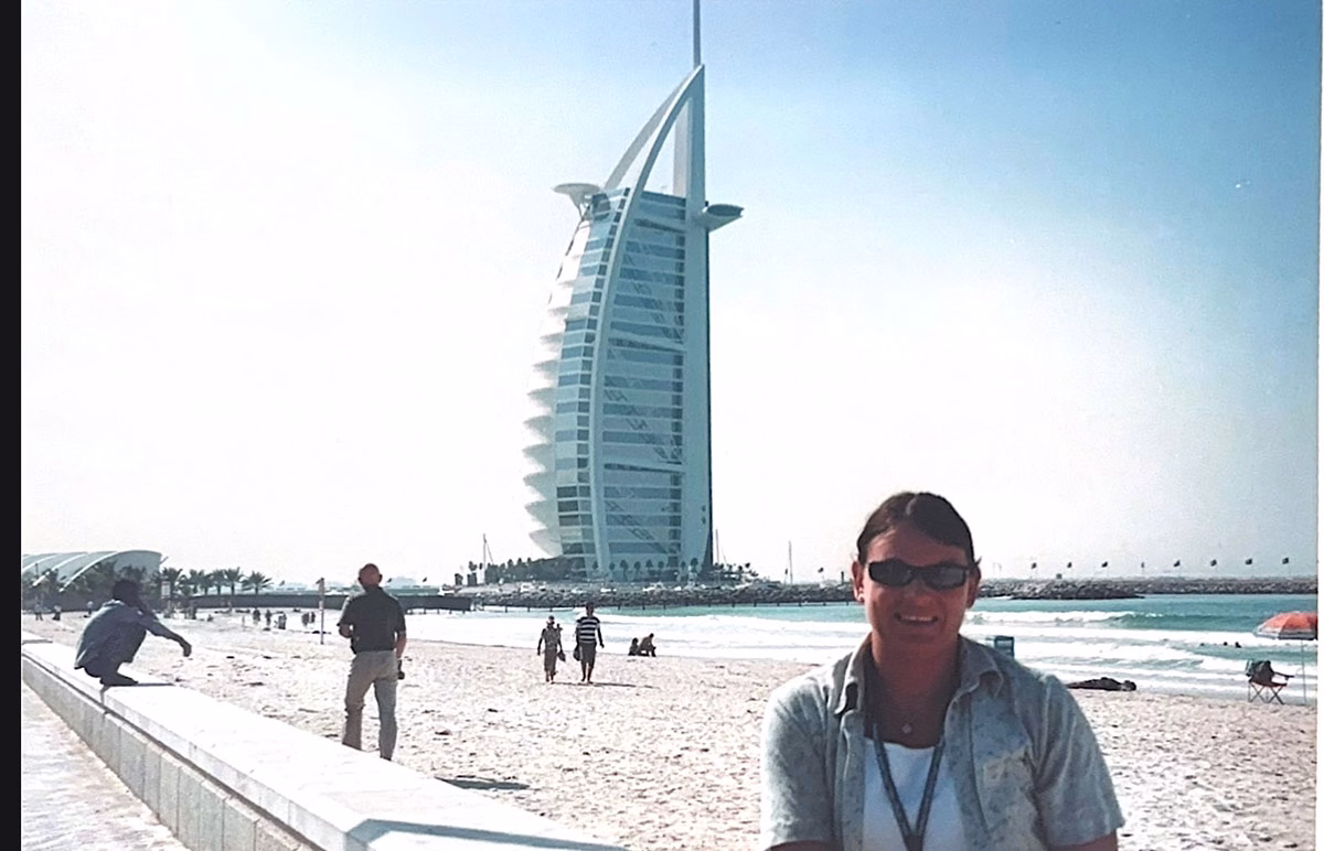 Nadja Wilhelm vor dem Burj Al Arab