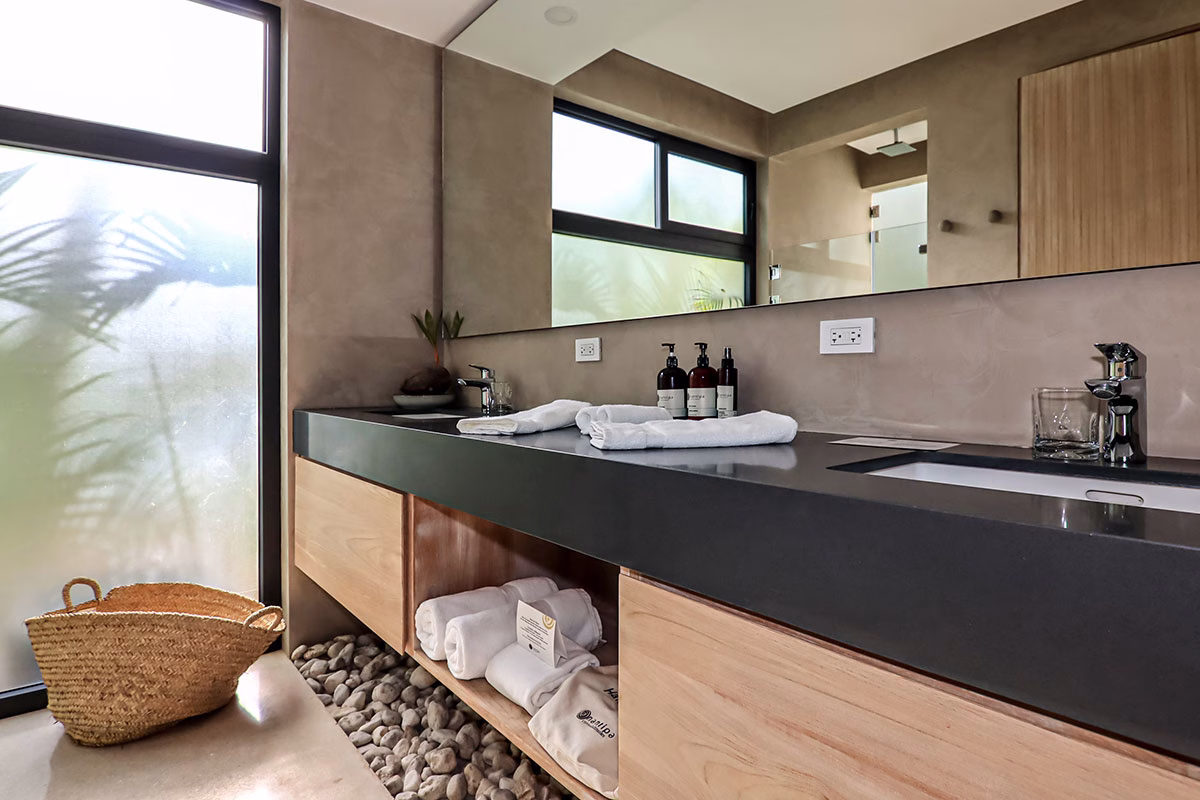Badezimmer der Strandvilla im Nantipa Hotel