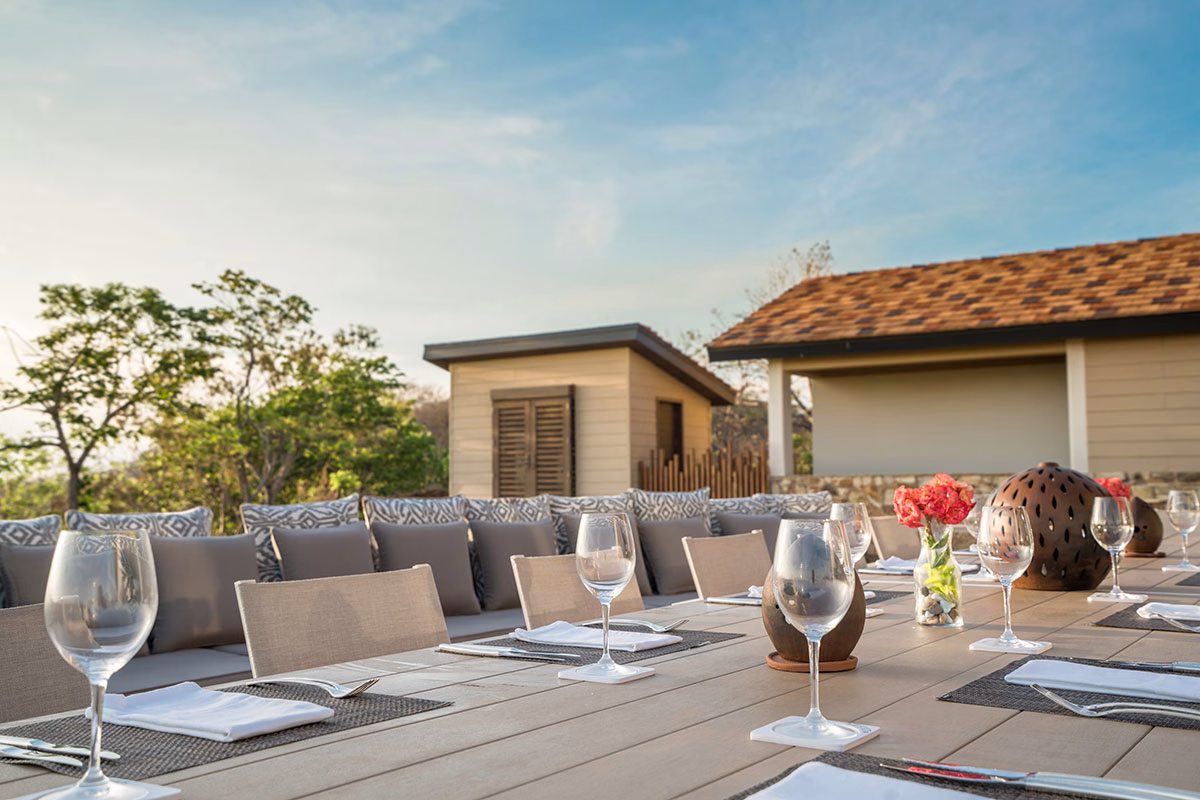 Outdoor-Dining beim Casa Club des Nekupe