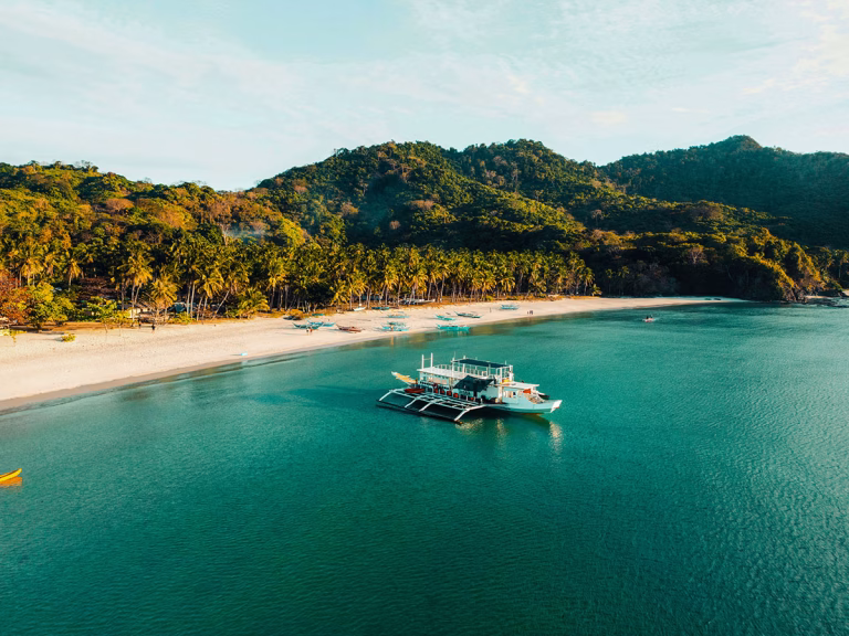 Boot in der Nähe eines Strandes auf Palawan