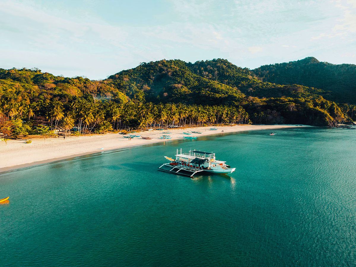 Boot in der Nähe eines Strandes auf Palawan