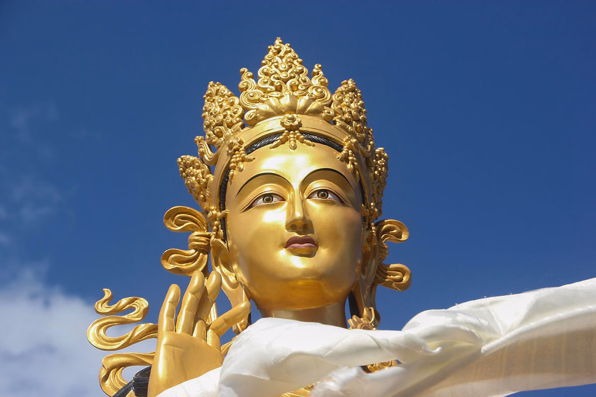 Goldene Statue eines chinesischen Gottes in Bhutan
