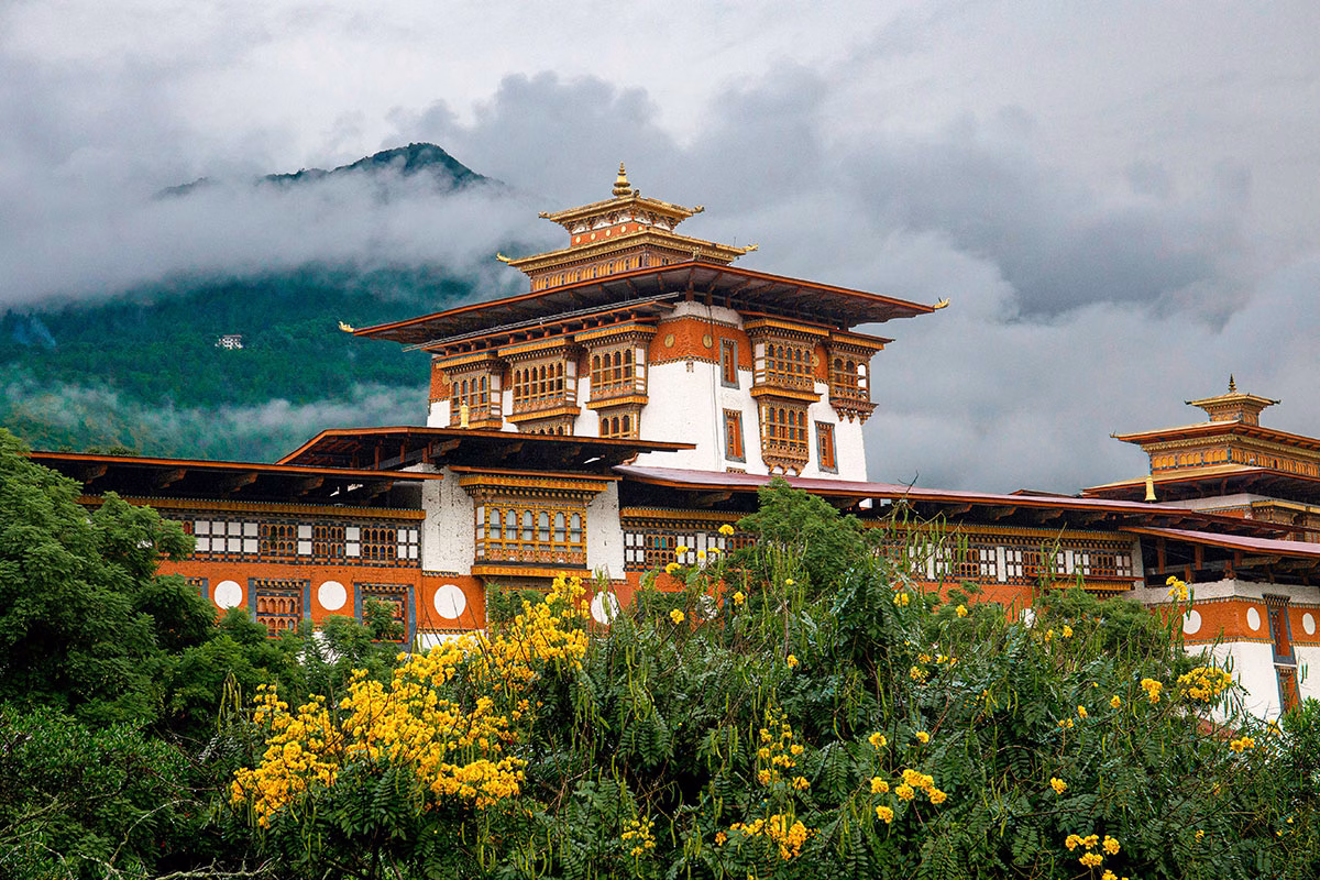Tempel in Bhutan vor wolkenverhangenem Himmel