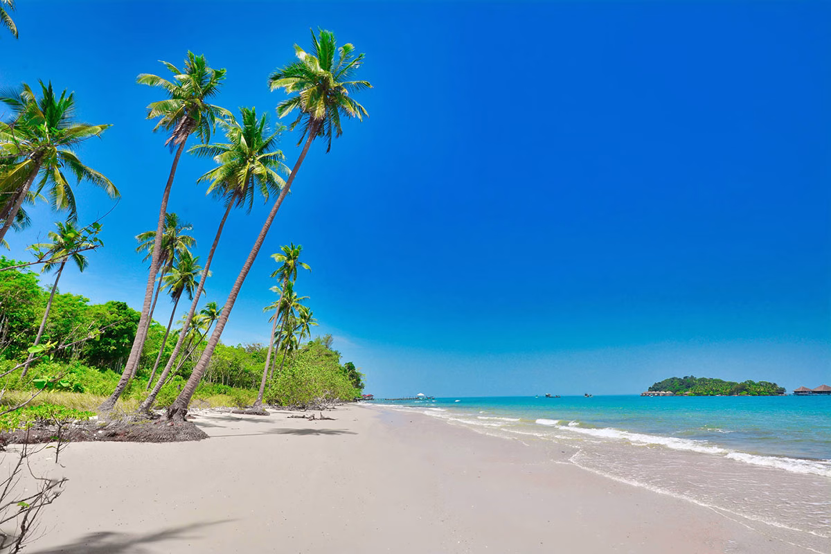 Strand in Kambodscha mit türkisfarbenem Wasser und Palmen