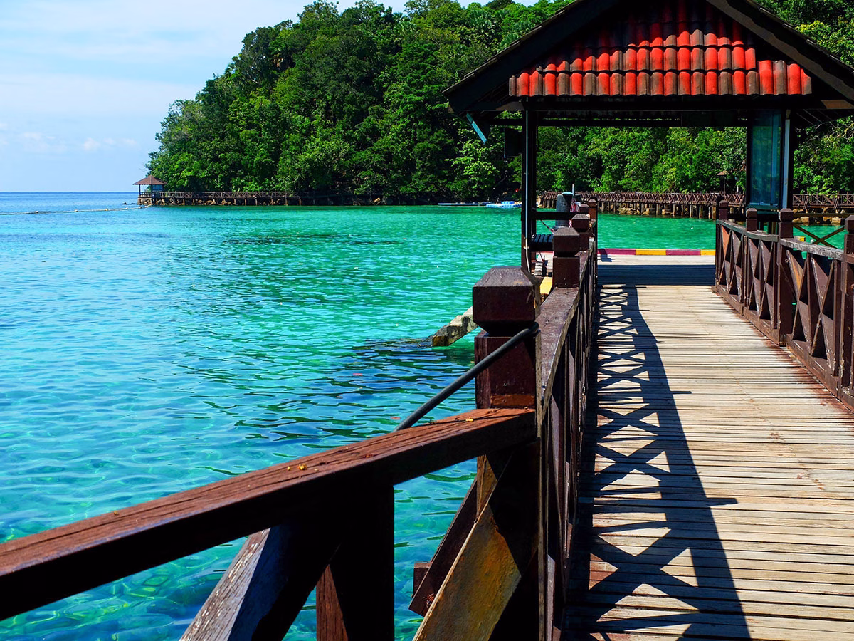 Steg mit türkisfarbenem Wasser in Malaysia