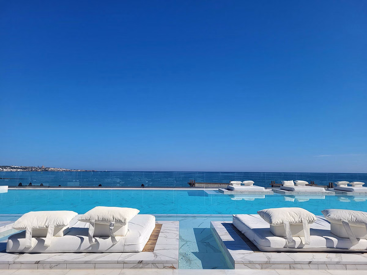Pool im Abaton mit Liegen und strahlend blauem Himmel