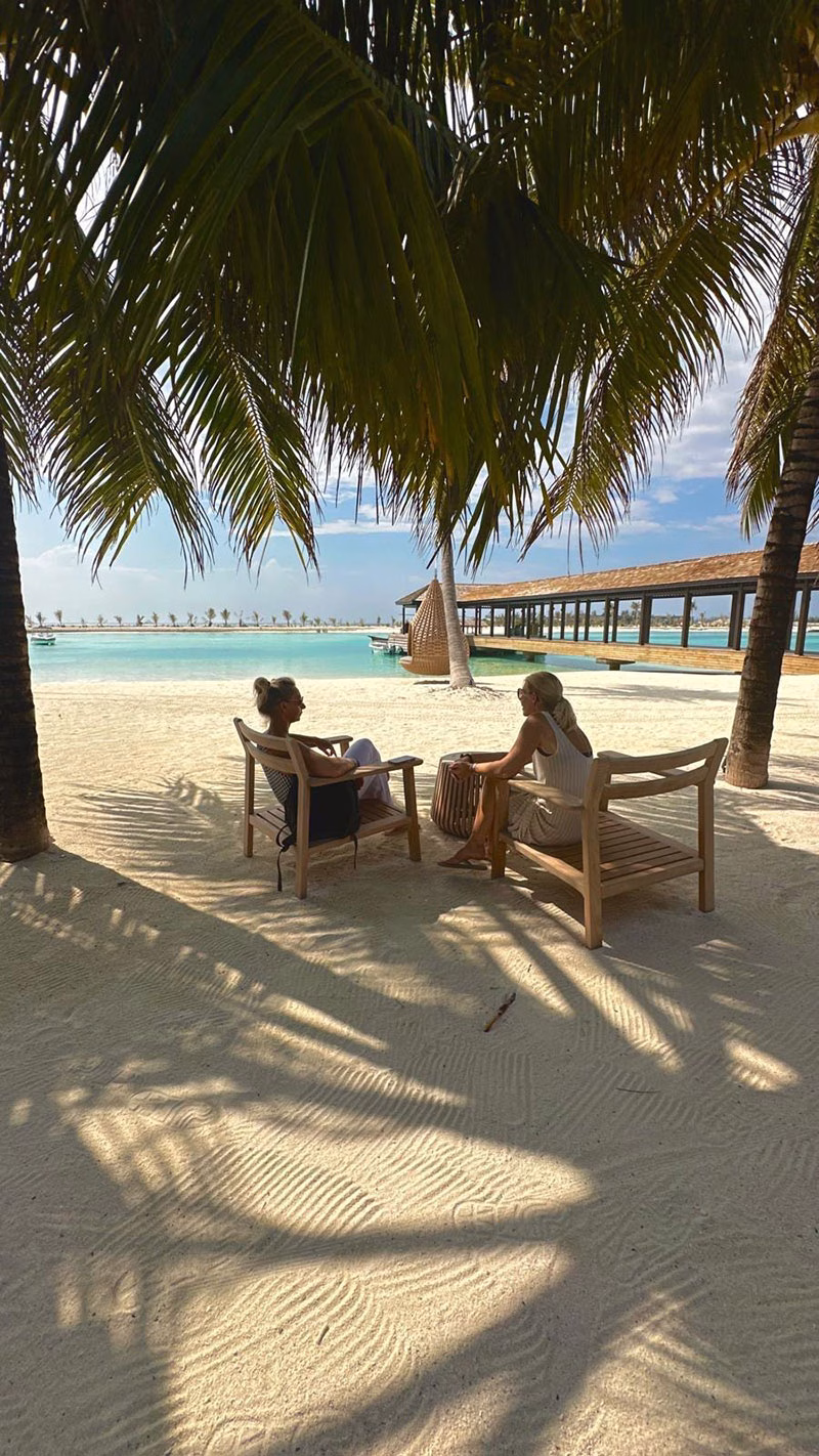 Bianka und Yvonne am Strand des Jawakara unter Palmen