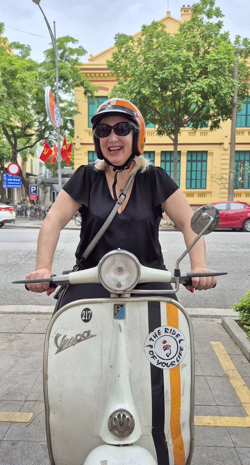 Annette auf der Vespa in Hanoi