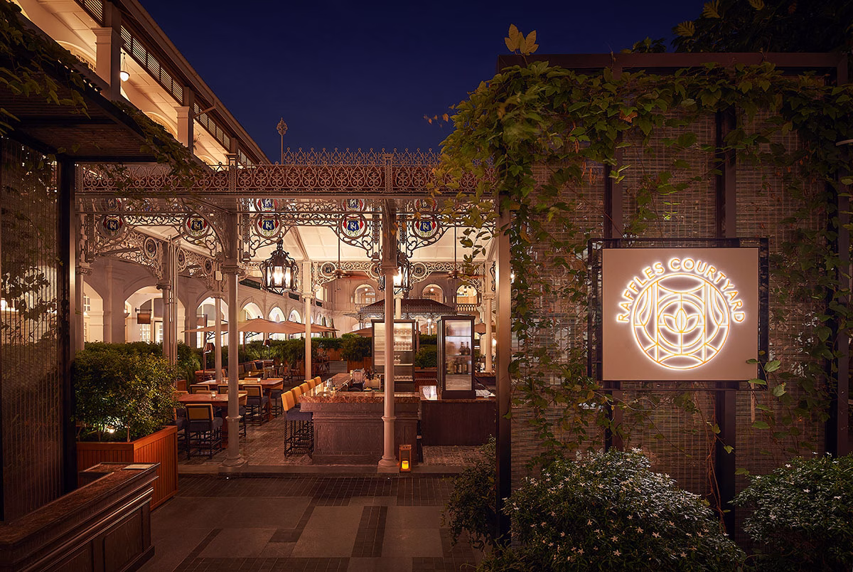 Courtyard Eingang im Raffles Hotel Singapore