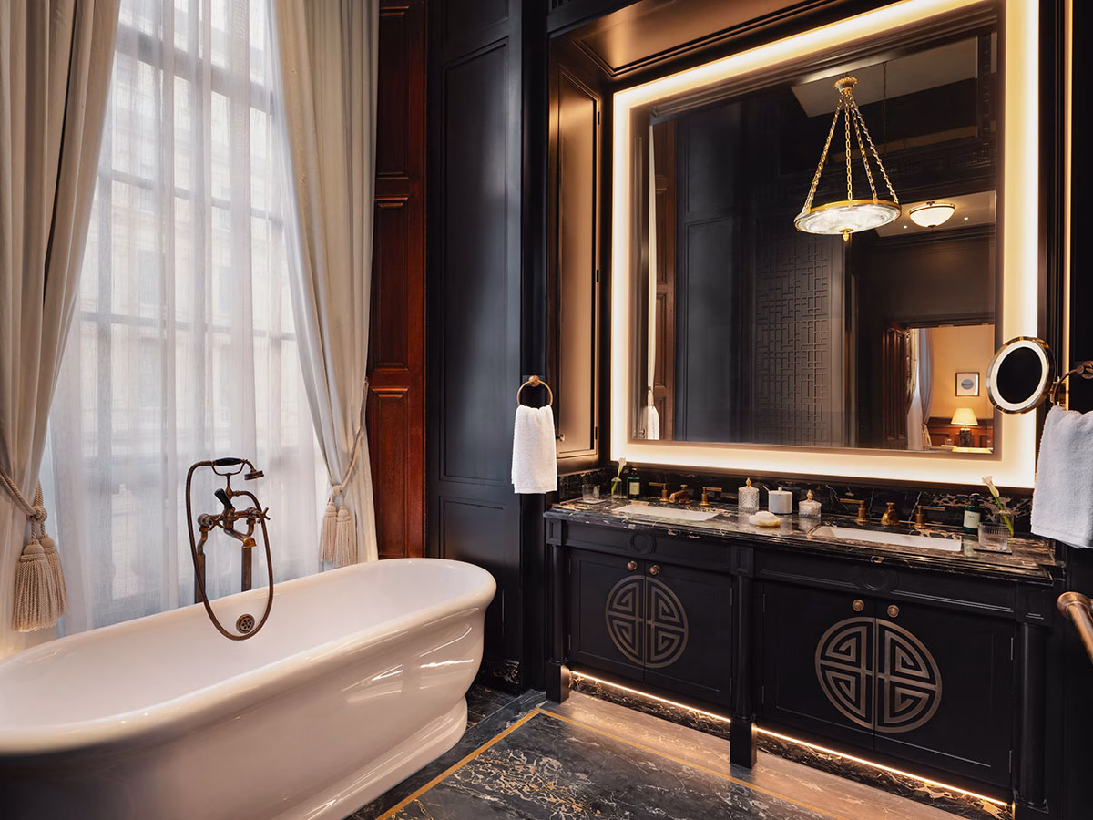 Badezimmer der Suite des Raffles London at The OWO