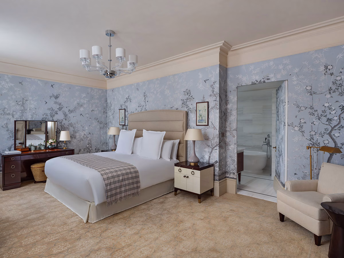 Schlafzimmer der Turret Suite des Raffles London at The OWO
