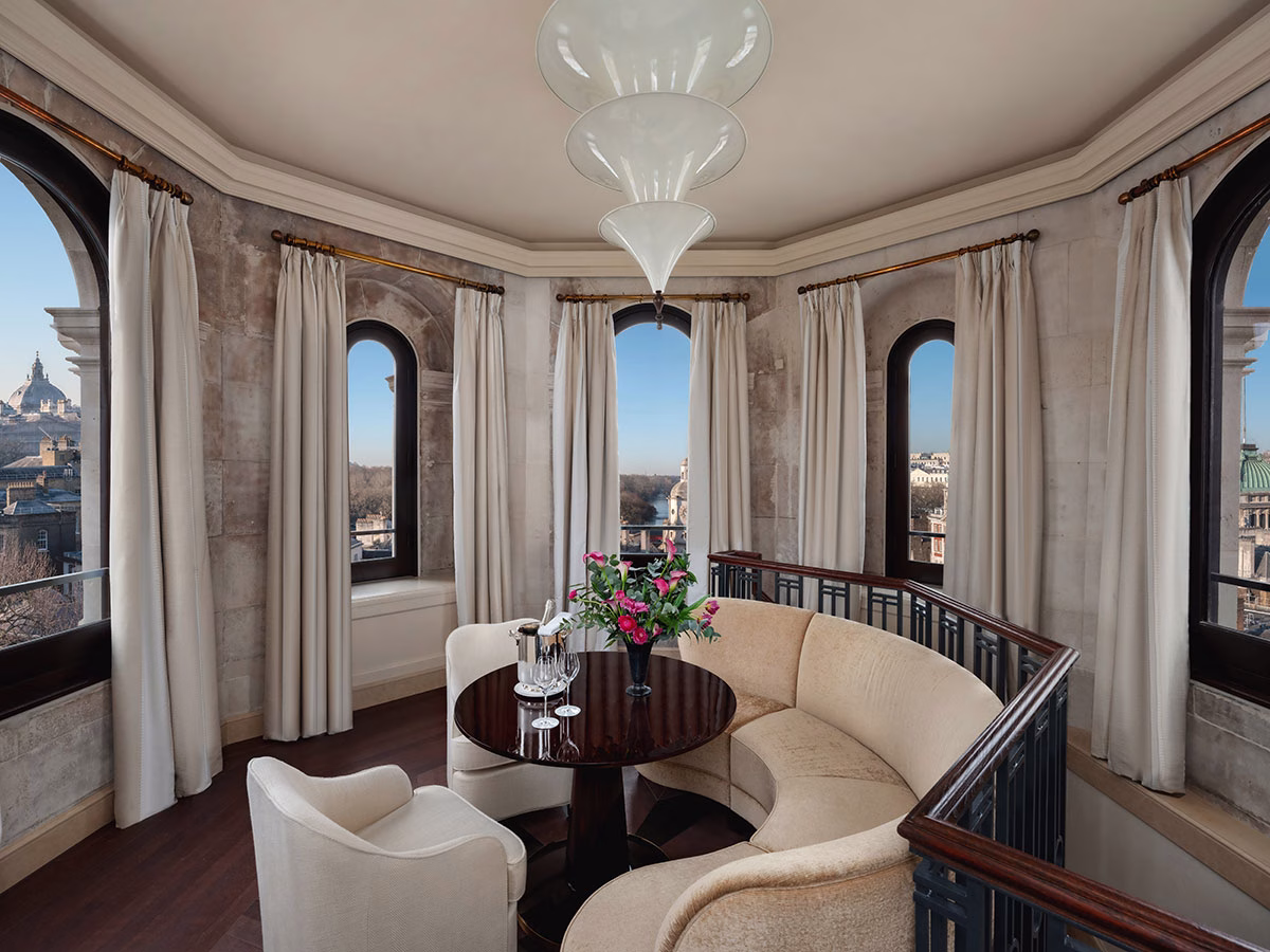 Lounge der Turret Suite des Raffles London at The OWO