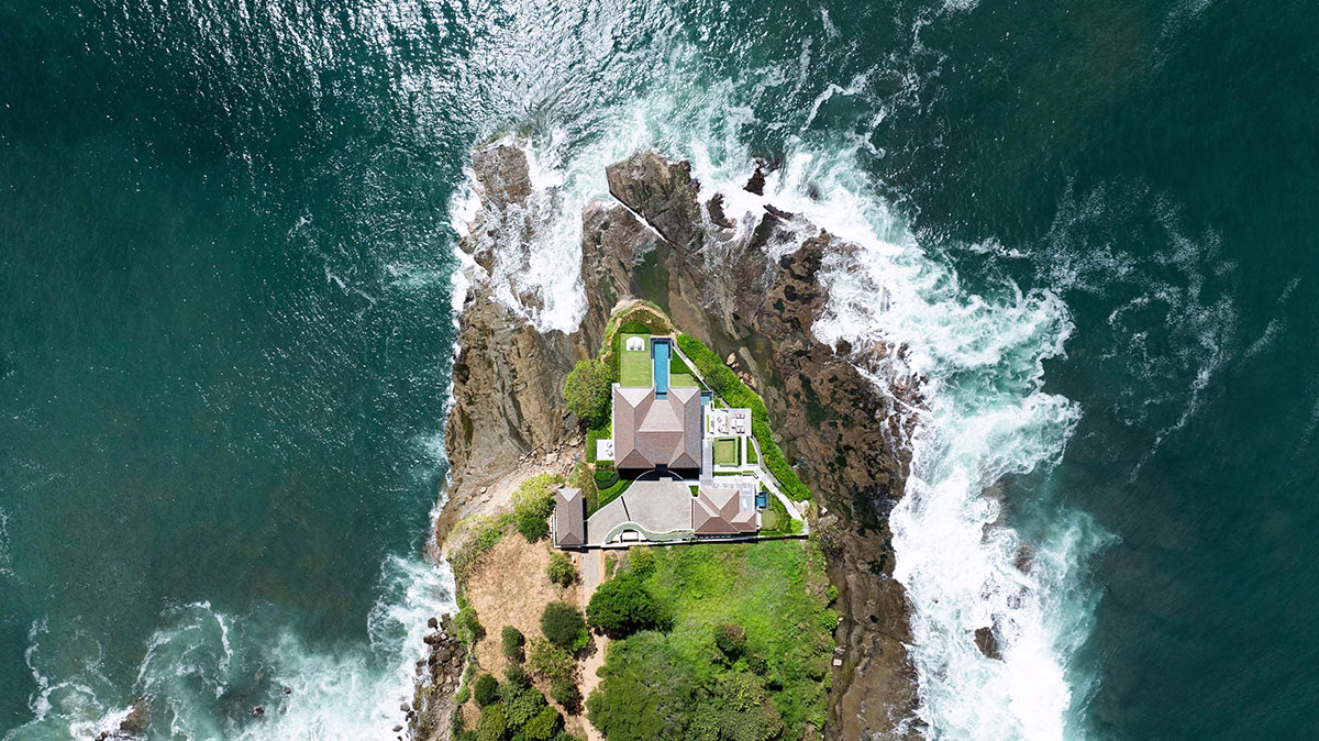 Spektakuläre Luftaufnahme einer luxuriösen Villa der Luxury Collection im Rancho Santana, die auf einer markanten Klippe thront, umspült von den kraftvollen Wellen des Ozeans
