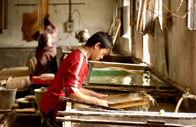 Ein Mann stellt selber Papier her