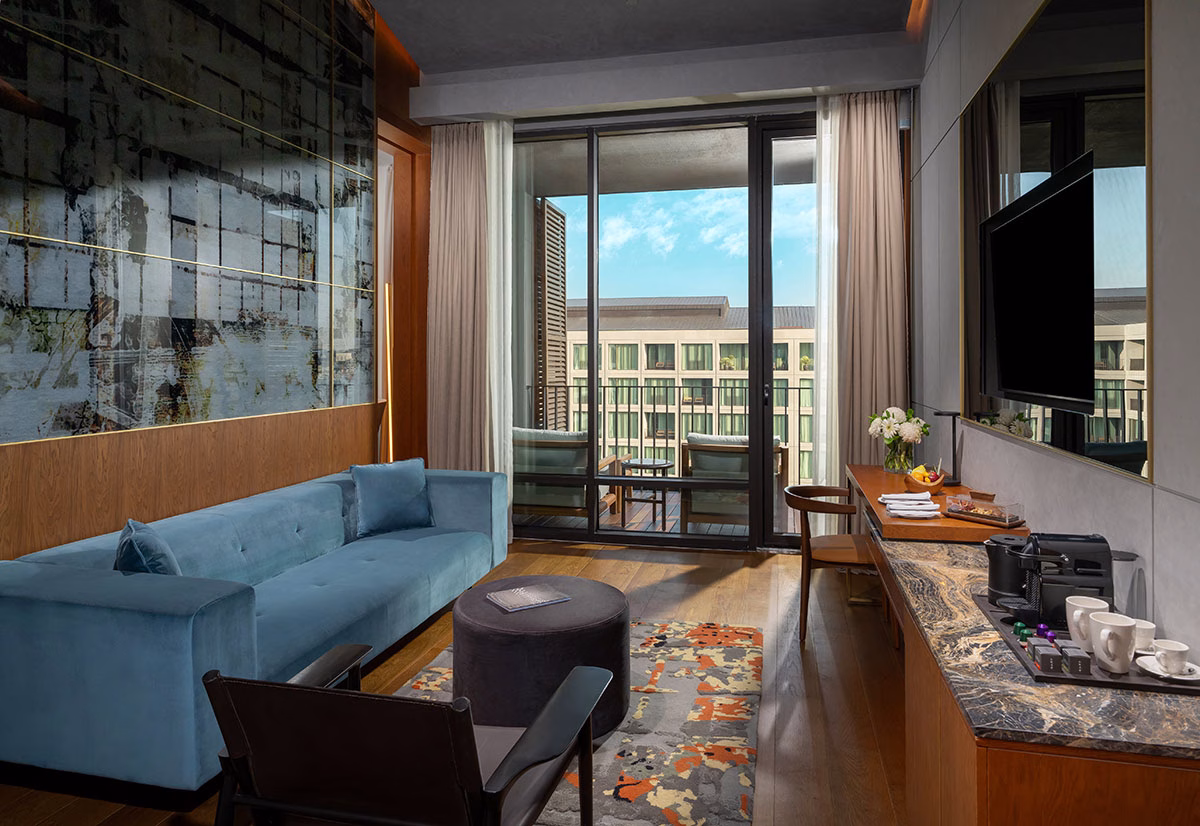 Wohnzimmer der Two Bedroom Premium Suite Partial Sea View mit Balkon des Rixos Tersane Istanbul