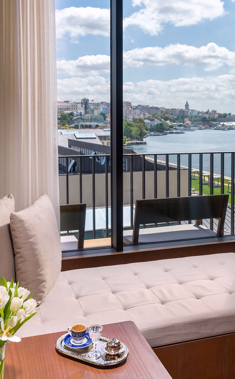 Balkon der Two Bedroom Premium Suite Partial Sea View des Rixos Tersane Istanbul