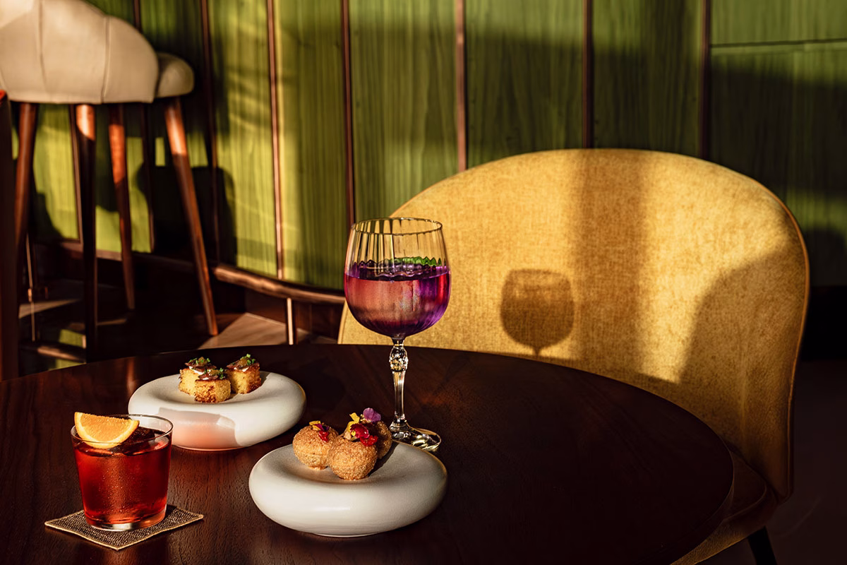 Drink auf Tisch der Hidden Bar des Rosewood Abu Dhabi