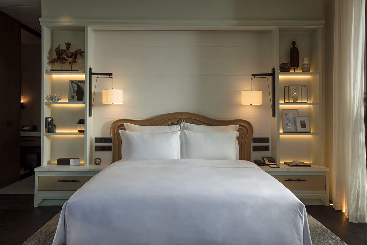 Schlafzimmer der Beachfront Pool Villa im Rosewood Phuket