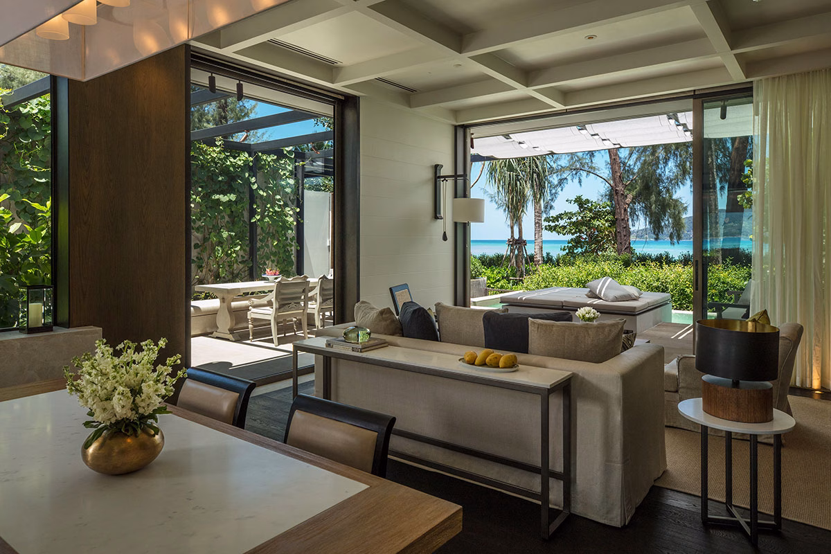 Wohnbereich der Beachfront Pool Villa des Rosewood Phuket