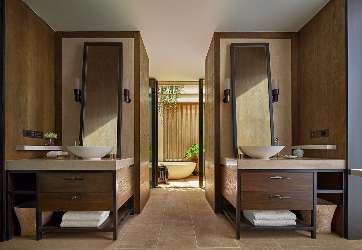 Badezimmer der Partial Oceanview Pool Villa des Rosewood Phuket