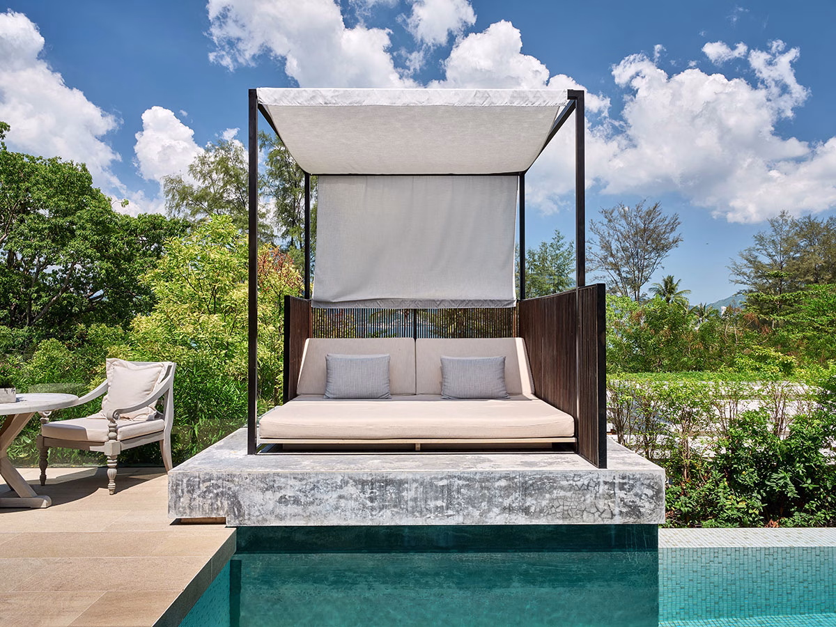 Poolbett der Partial Oceanview Pool Villa des Rosewood Phuket