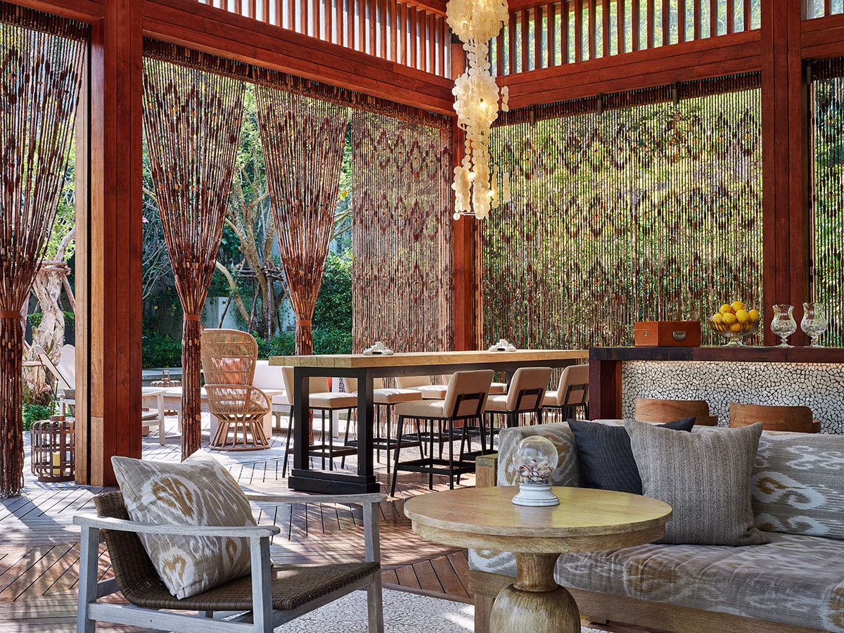 Innenbereich The Mai Bar des Rosewood Phuket