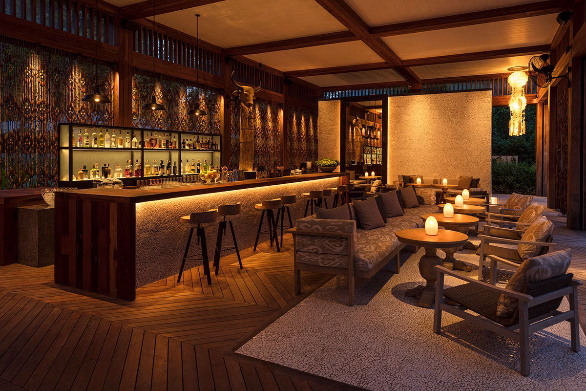 Innenbereich The Mai Bar des Rosewood Phuket