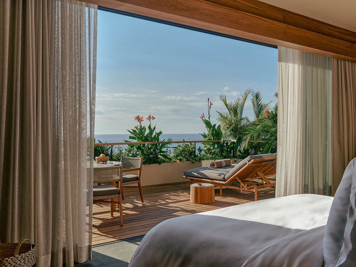 Rosewood Mandarina Ocean View Suite mit Bergblick Schlafzimmer mit Terrasse