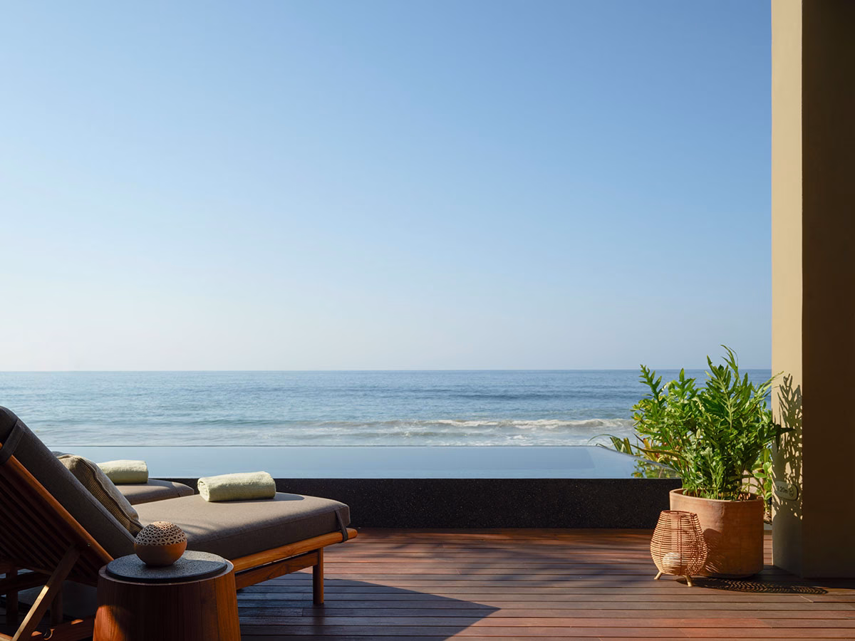 Rosewood Mandarina Premier Beach Front Suite Terrasse mit Meerblick