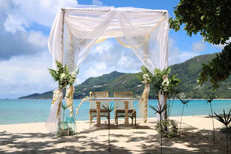 Hochzeitsessen mit Stühlen und schöner Deckoration mit einer wunderschönen Aussicht auf das Meer