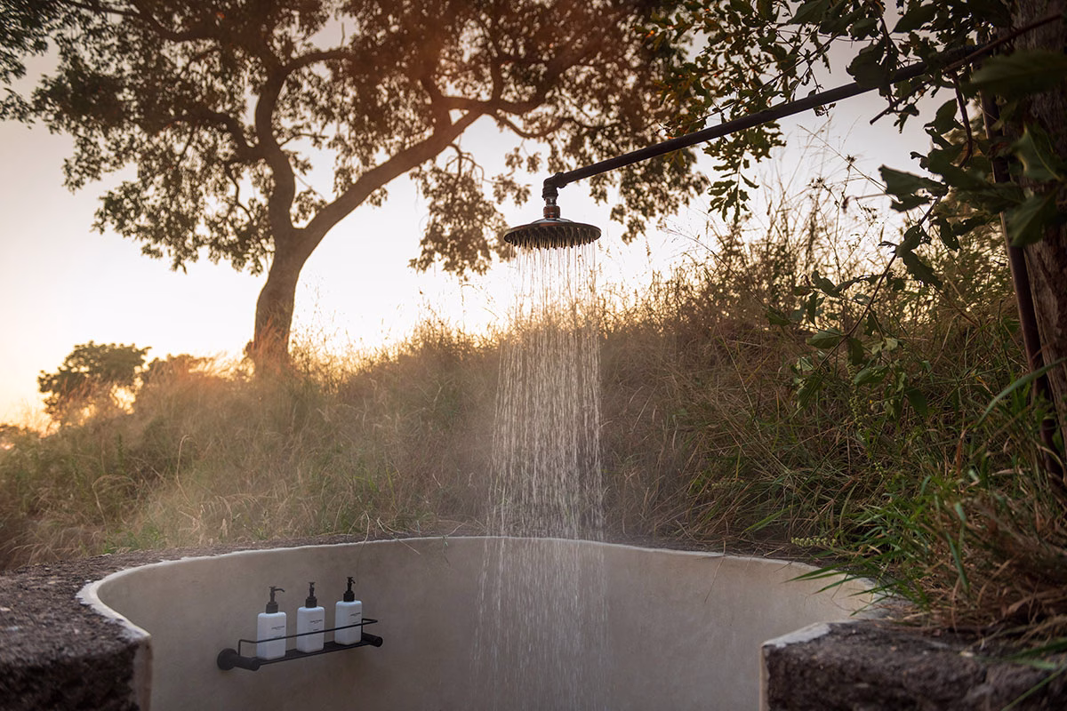 Außendusche der Earth Luxury Suite der Sabi Sabi Earth Lodge