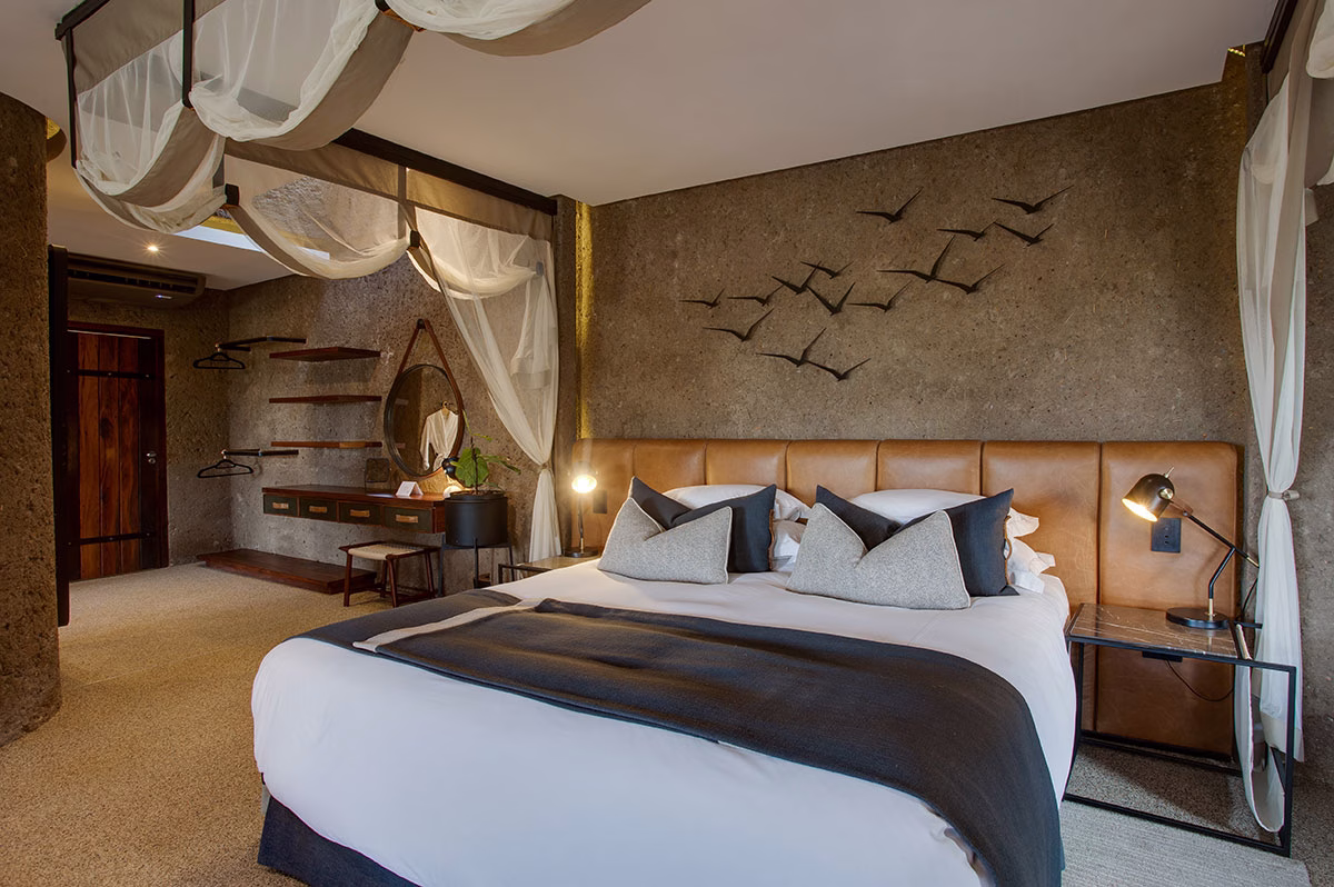 Schlafzimmer der Earth Luxury Suite der Sabi Sabi Earth Lodge