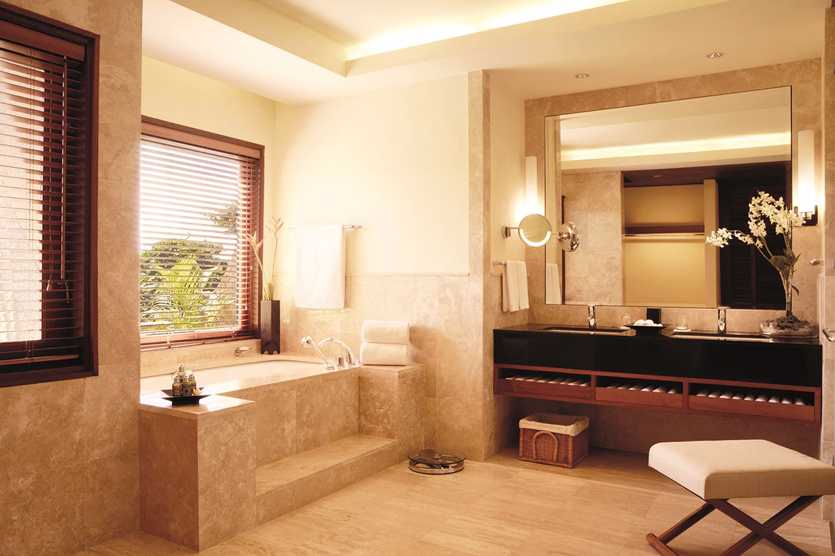 Badezimmer der Junior Suite Beachfront des Shanti Maurice Resort & Spa