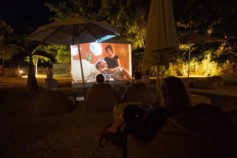 Freiluftkino am Strand